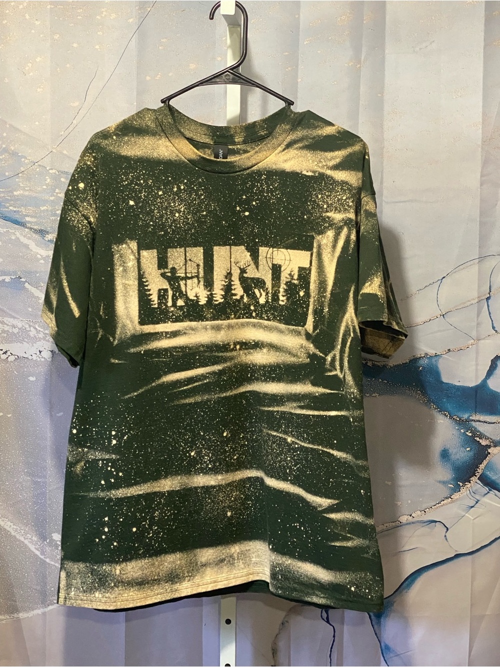 Gildan XL Unisex Hunt Graphic T-Shirt Green Beige Bleach Tie Dye Deer Hunting